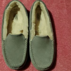 Ugg shoes/slippers 🛑NEVER WORN🛑